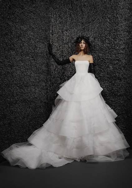 Vera Wang collection 2022, robe de mariée bustier, robe à volants, longue traîne