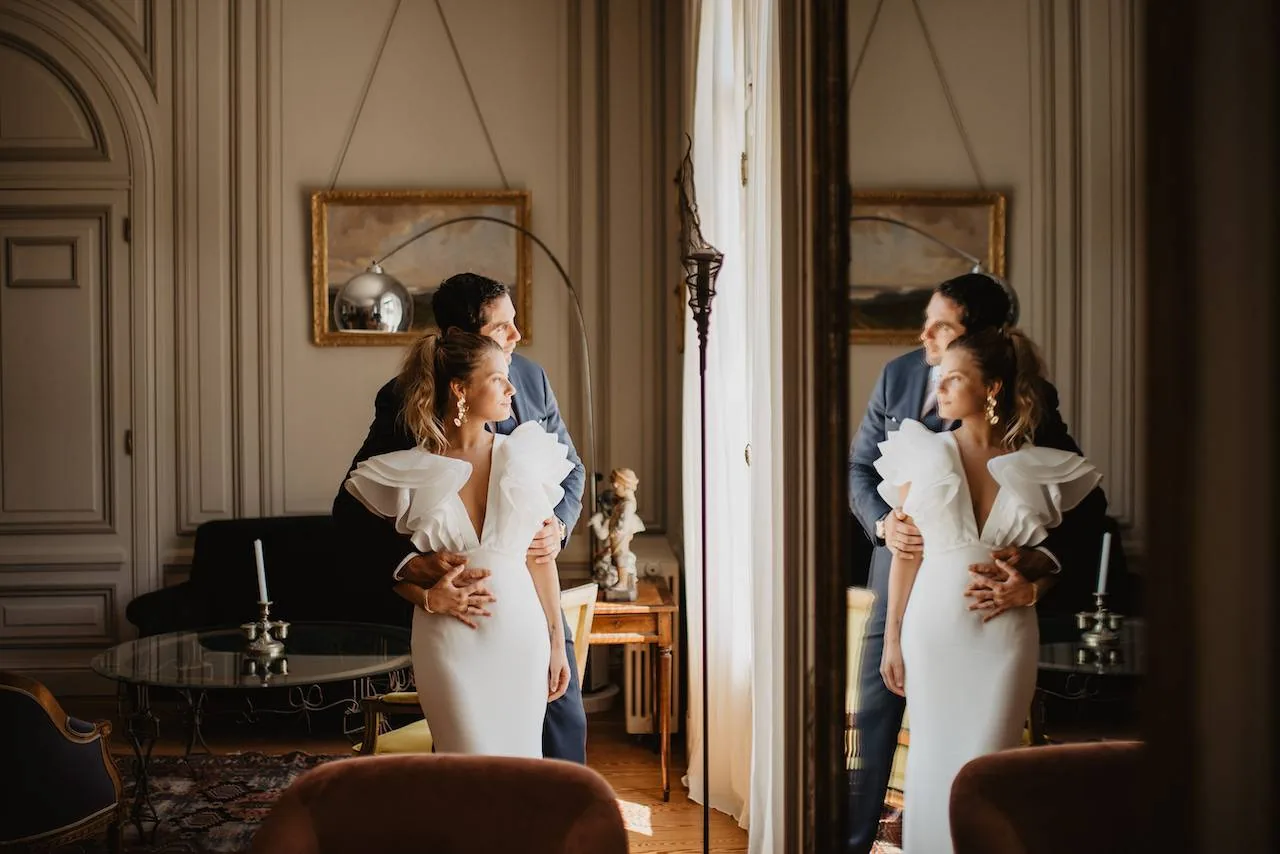 Essayage de robe devant un miroir