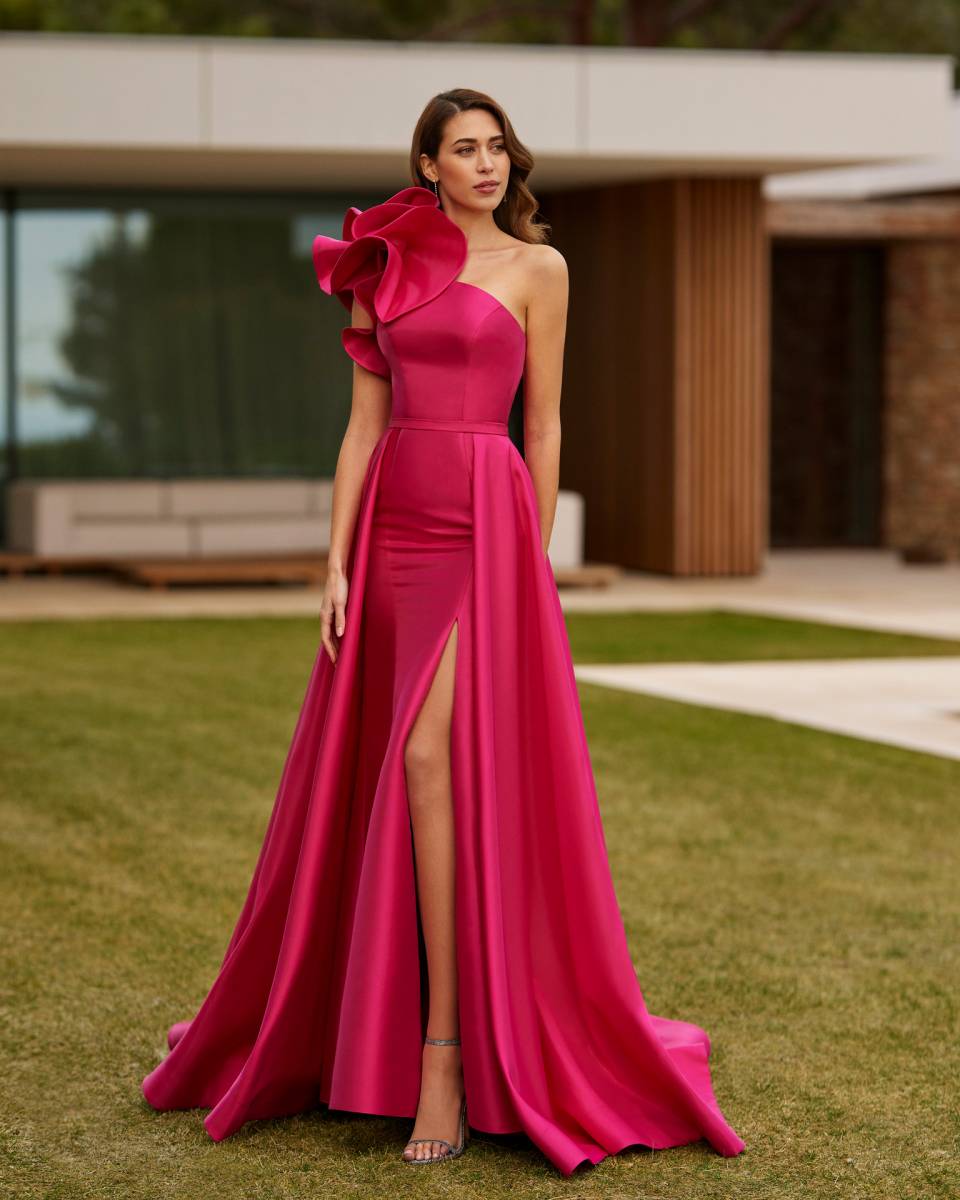 Robe de soirée en satin mikado longue fluide élégante chic moderne drapée asymétrique cape, ROSA CLARA Cocktail Marfil  2024, Mary Mariées bordeaux 33000, sud ouest France 