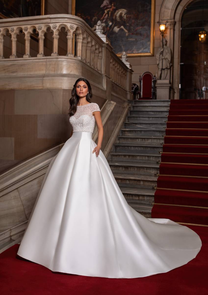 Robe de mariée princesse en satin, mikado, princesse, élégante chic moderne, classe classique, décolleté coeur profond, CLOSE PRONOVIAS 2021, Bordeaux  gironde 33000, Mary Mariées