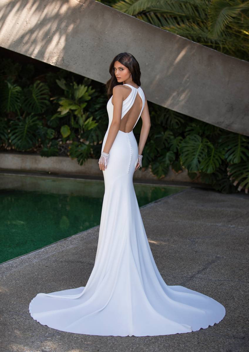 Robe de mariee PRONOVIAS Mary Mariees a Bordeaux sirene en crepe profond decollete dos Bordeaux Mary Mariees