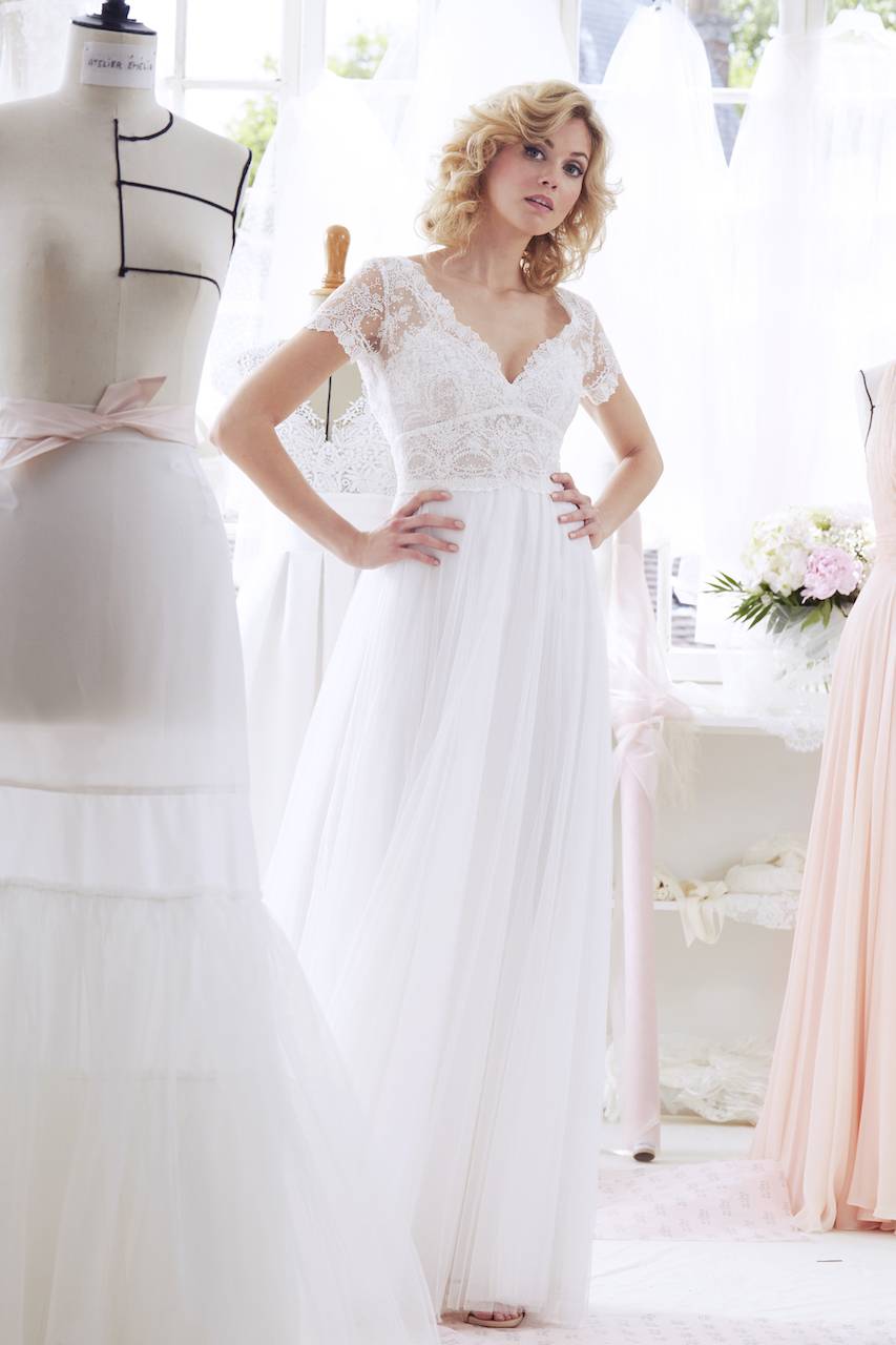 Robe de mariée Accacia Atelier Emelia, robe fluide en tulle plume Mary Mariées Bordeaux Gironde