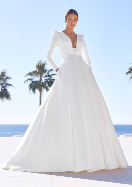 Robe de mariée en mikado décolleté plongeant manches longues