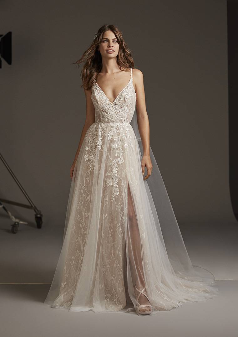 HYPERION PRONOVIAS 2020, Mary Mariées boutique à bordeaux centre ville, robe de mariée bohème sexy chic, brillance, moderne, fendue, décolleté 