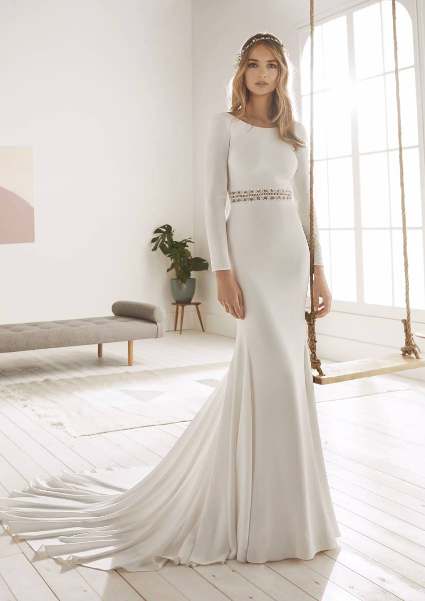 Modèle OBOE, sirène en crêpe, sans dentelle, dos nu, avec traîne, classique , chic , élégant, white one 2019, Mary Mariées Bordeaux