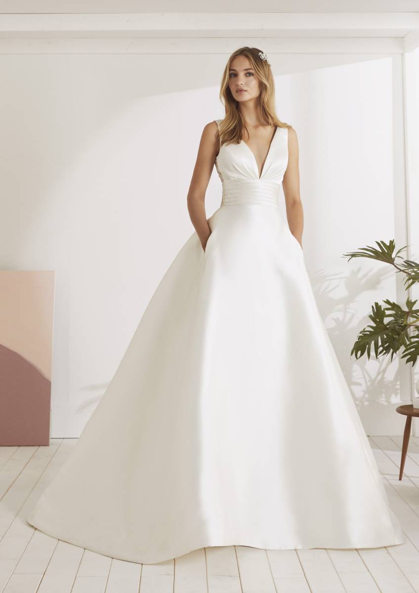 Modèle ODINA, white one 2019, robe de mariée princesse en mikado, satin, princesse, chic, classique, élégante, Mary Mariées à Bordeaux 33000, Aquitaine