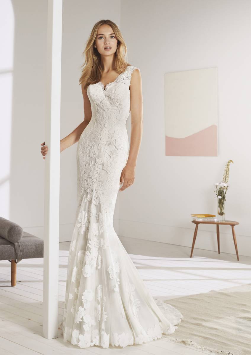 modèle please, white one 2019, robe sirène en dentelle, décolleté V devant et dos, Mary Mariées à Bordeaux 33000, aquitaine, sud ouest