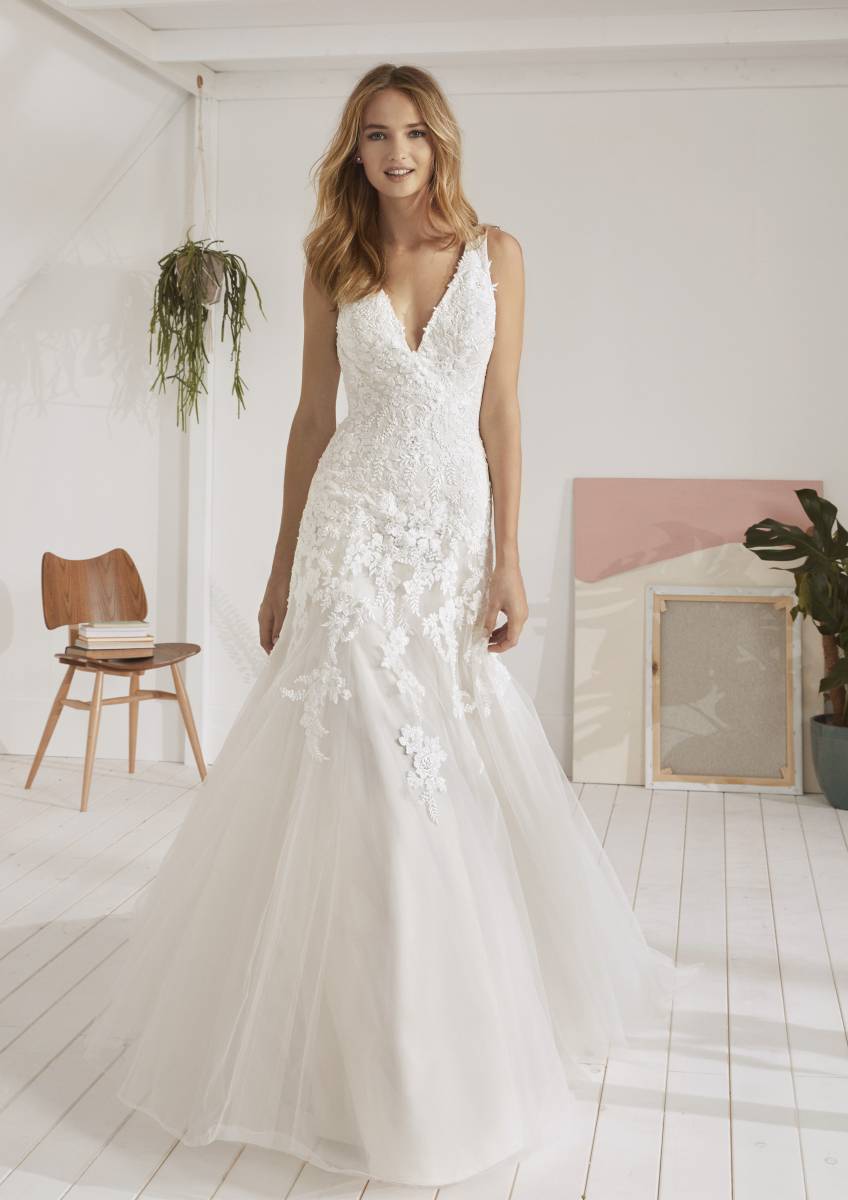 robe de mariée Oviedo white one 2019, fashion group Pronovias, robe de mariée princesse tulle dentelle pierreries perles strass décolleté V, Mary Mariées Bordeaux , gironde , aquitaine