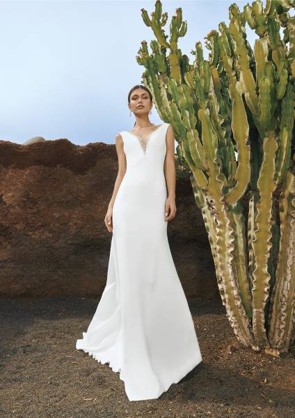 Robe de Mariée Pronovias fourreau sans manches décolleté V 